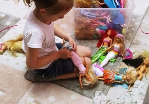 04 dziewczynka podczas zabawy lalkami
